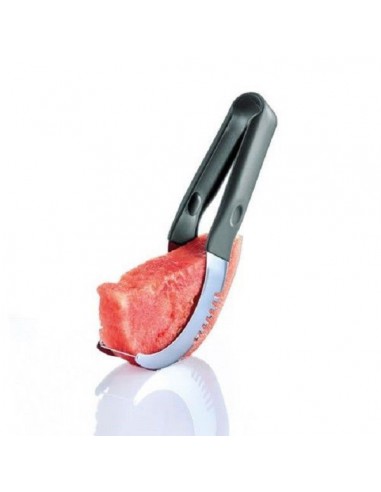 Taglia anguria e servi la fetta senza scorza