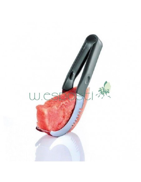 Taglia anguria e servi la fetta senza scorza