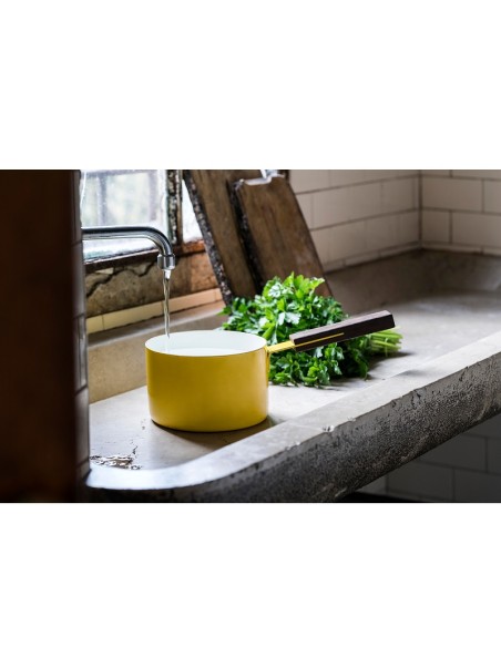 The Sausepan - casseruola antiaderente con coperchio e manico wengè design Lara Caffi Lara