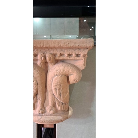Specchiera con mensola e capitello collezione Reperti in porcellana scavo Mangani Firenze